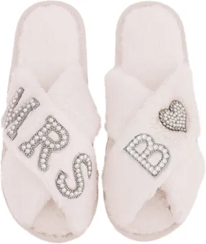 Bride Slippers for Wedding Day, Bride To Be Bridal Shower Gift for Women Bridesmaids, Personalized Initial MRS Pearl Letter Open Toe Fuzzy Flip Flops, Getting Ready Outfit, Bachelorette Party