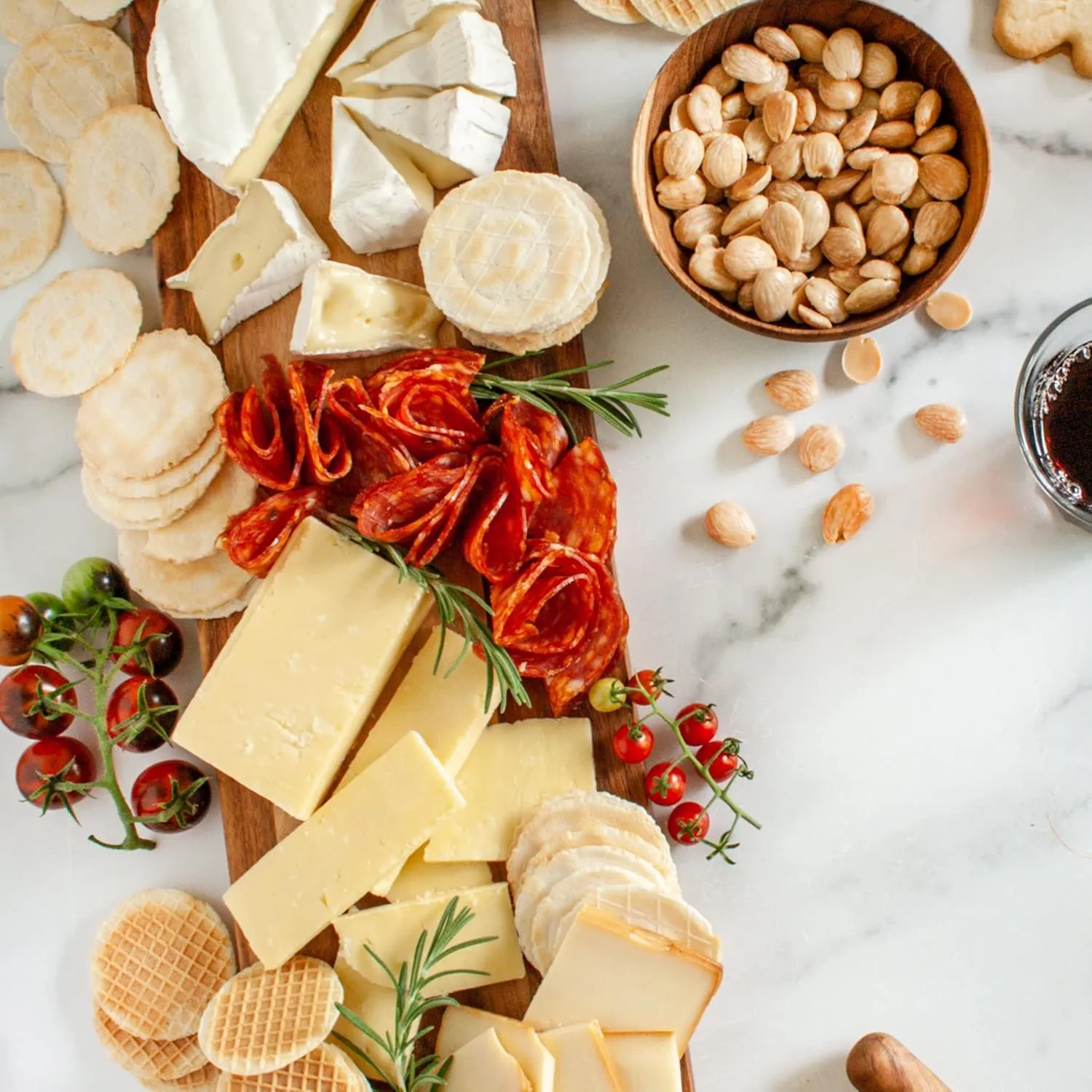 igourmet International Connoisseur Gift Box - Featuring gourmet foods from all corners of the world, an exciting collection of international food favorites