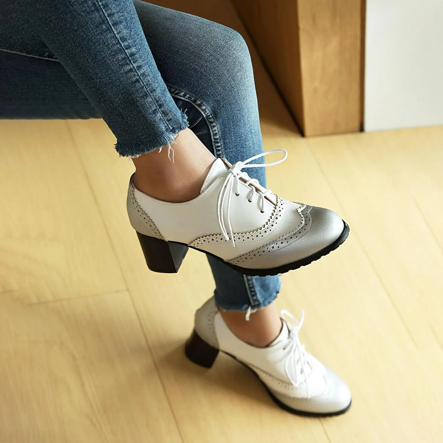 KOKOMOMO Women's Perforated Lace-Up Brogues Chunky Block Heels Wingtip Oxfords Two Tone Saddle British Vintage Derby Shoes